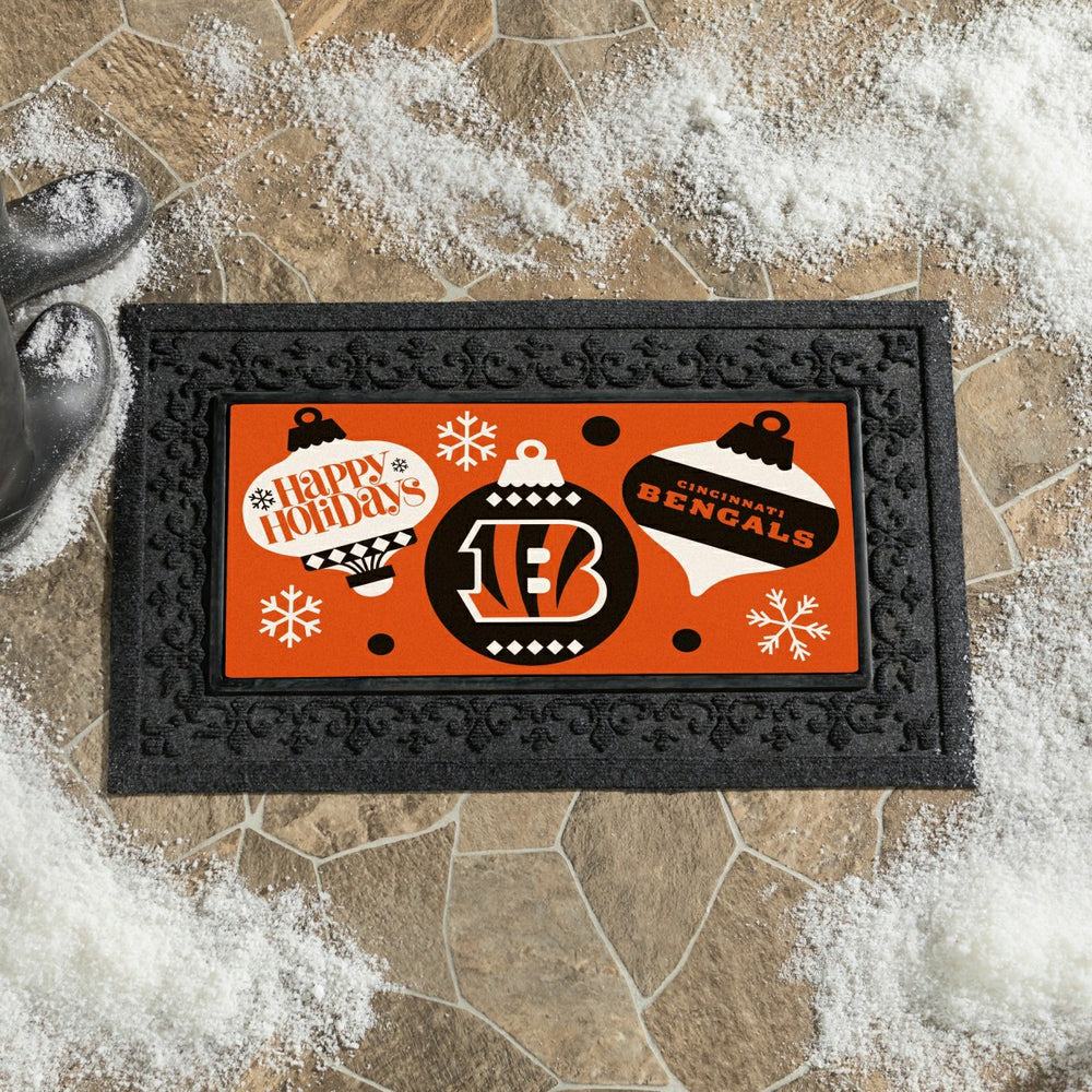 Cincinnati Bengals Holiday Flocked Coir Sassafras Switch Mat, 22"x10" - NFL