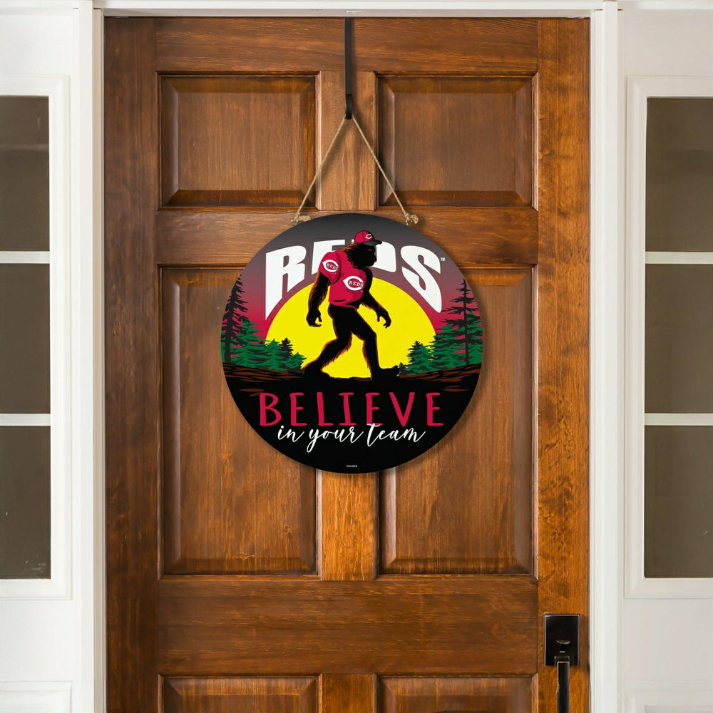 Cincinnati Reds Bigfoot Round Door Décor with Hanging Rope, 18x18 - MLB Home
